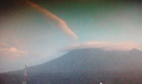 Visual Gunung Merapi pada Kamis pagi setelah terjadi letusan dan erupsi pada Kamis (24/5) dini hari.  Letusan berisi pijaran itu sendiri mengakibatkan hujan abu dan kabut sekitaran Magelang dan Sleman.