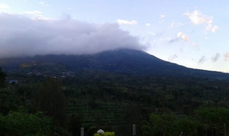 Visual Gunung Merapi pada Rabu (23/5) pagi setelah memuntahkan letusan freatik pada pukul 03.31.  Ini menjadi yang kelima kalinya selama tiga hari terakhir Gunung Merapi memuntahkan letusan.