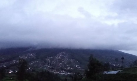 Visual Gunung Merapi usai terjadinya letusan freatik pada Rabu (23/5) siang pukul 13.49 WIB.  Letusan ini yang kedua terjadi sepanjang Rabu, dan letusan freatik telah terjadi tiga hari berturut.