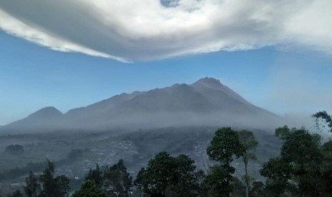 Visual terkini dari Gunung Merapi yang didapat dari sejumlah Pos Pantau, Jumat (1/6).  Gunung Merapi sendiri kembali mengeluarkan erupsi pada Jumat pagi sekitar oujul 08.20.