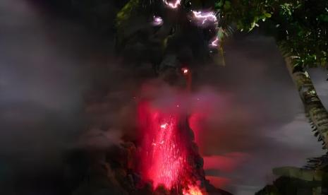 Visualisasi erupsi yang disertai kilatan petir vulkanik terjadi di Gunung Ruang yang berlokasi di Kabupaten Sitaro, Sulawesi Utara, Rabu (17/4/2024).