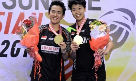 Vita Marissa (kiri) dan Shendy Puspa Irawati saat meneriima pengalungan medali juara Indonesia Masters 2014.