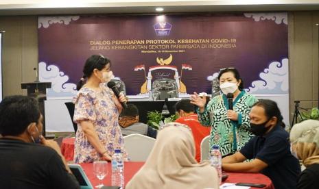 Vitria Ariani, Pengamat dan Pegiat Pariwisata Nasional, Mantan Stag Ahli Kemenpar 2014-2019 (kiri) dan Cicilia Widyaningsih, Anggota Sub Bidang Tracing, Bidang Penanganan Kesehatan STPC-19 (kanan) dalam seminar