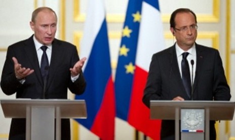 Vladimir Putin (kiri) dan Francois Hollande