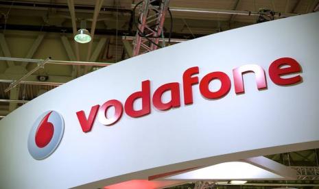 Vodafone. Operator telekomunikasi UEA, e&, telah meningkatkan sahamnya di perusahaan telepon seluler Inggris Vodafone Group.