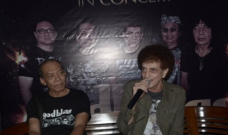 Vokalis band Godbless, Ahmad Albar (kanan) bersama gitaris Ian Antono (kiri) menjawab pertanyaan media seputar konsernya, Makassar, Sulawesi Selatan, Jumat (20/11).