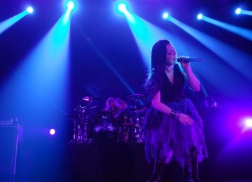 Vokalis band Rock Evanescene, Amy Lee beraksi menghibur ribuan penggemarnya dalam konser 