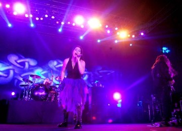 Vokalis band Rock Evanescene, Amy Lee beraksi menghibur ribuan penggemarnya dalam konser 