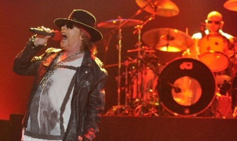 Vokalis band rock Guns N' Roses Axl Rose (kiri) bernyanyi saat konser Guns N' Roses di MEIS Ancol, Jakarta, tahun 2012.