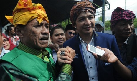 Vokalis Band Ungu Sigit Purnomo Said atau Pasha (tengah) bersama pasangan calon Walikota Palu Hidaya (kiri) memberikan keterangan kepada wartawan usai mendaftar sebagai calon wakil walikota Palu, Sulawesi Tengah, Senin (27/7).