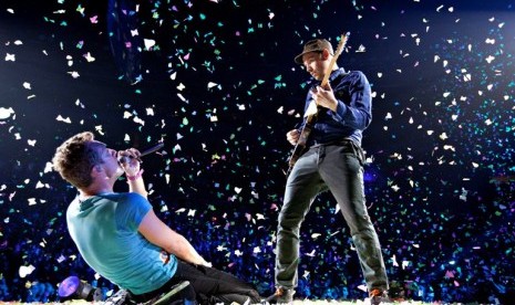 Vokalis Coldplay, Chris Martin (kiri) dan gitaris Jonny Buvkland beraksi dalam konser mereka di Edmonton, Alberta, Selasa (17/4) 2012. 