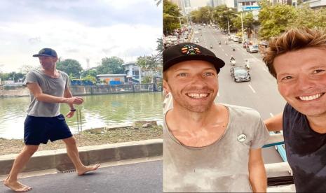 Vokalis Coldplay Chris Martin sedang berjalan kaki yang diunggah akun Instagram @coldplay pada Selasa (14/11/2023).