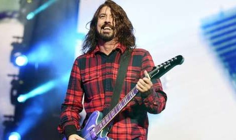 Pendiri Foo Fighter, Dave Grohl, ditantang duel drum oleh gadis berusia 10 tahun.