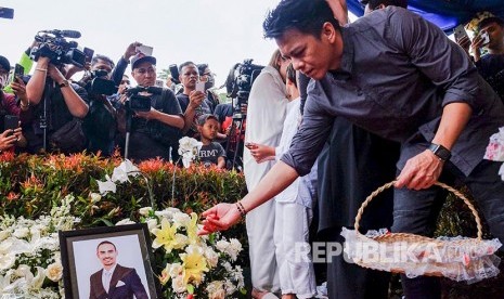 Vokalis group band Noah, Nazril Irham atau Ariel menaburkan bunga di makam almarhum Ashraf Daniel Mohammed Sinclair suami dari penyanyi Bunga Citra Lestari di San Diego Hills Memorial Park, Karawang, Jawa Barat, Selasa (18/2/). Ariel mendoakan BCL agar kuat dan tabah menghadapi kepergian sang suami, Ashraf Sinclair.