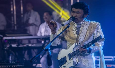 Vokalis grup musik dangdut Soneta Group Rhoma Irama beraksi saat tampil pada acara RE:Creating di Bengkel Space SCBD, Jakarta, Senin (20/12/2021). Grup dangdut legendaris tersebut membawakan beberapa lagu diantaranya Judi, Mirasantika, dan Kata Pujangga. 