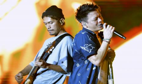 Vokalis kelompok musik Noah Ariel (kanan) dan gitaris Lukman (kiri) menghibur penonton saat tampil dalam Prost Fest 2022 di Denpasar, Bali, Sabtu (13/8/2022). Noah akan menggelar Noah-Dekade Experience untuk merayakan 10 tahun kiprahnya di industri musik.