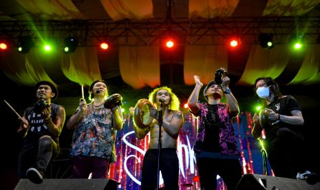 Vokalis kelompok musik Slank Kaka (tengah), gitaris Abdee (kanan) dan Ridho (kiri), bassist Ivanka (kedua kanan) serta drummer Bimbim (kedua kiri) beraksi menghibur penonton Jelajahin Livin Sanur Fest di Denpasar, Bali, Minggu (29/5/2022). Dalam penampilan itu, Slank membawakan sejumlah lagu seperti Balikin, Jurustandur dan Terlalu Manis.