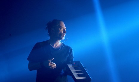 Vokalis Radiohead, Thom Yorke di festival Glastonbury, Inggris, Jumat (23/6).