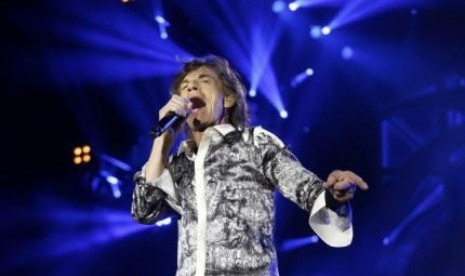 Vokalis Rolling Stones, Mick Jagger, saat tampil di Telenor Arena, Oslo, Senin (26/5).