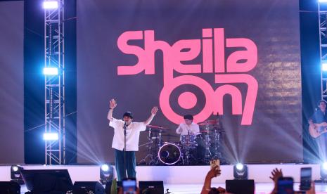 Vokalis Sheila On 7, Duta, menyapa para penonton saat tampil dalam konser Peringatan 9 Tahun DRW Skincare di Jogja Expo Center (JEC), Bantul, Yogyakarta, Sabtu (12/10/2024) malam.