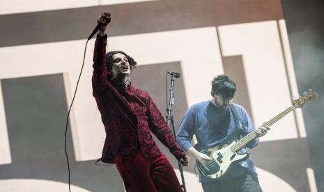 Vokalis The 1975 Matty Healy dan pemain bas Ross MacDonald. Sebelum aksi tak bermoral yang dilakukan di Malaysia, rupanya band tersebut pernah melakukan aksi serupa di San Fransico.