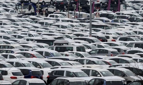 Volkswagen cars on a delivery area at the plant of German carmaker Volkswagen in Wolfsburg, last year. According to Indonesian Presiden Susilo Bambang Yudhoyono, the company shows interest to invest in Indonesia during the president's visit to Germany. (il