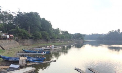 Volume air di Situ Gede Kota Tasikmalaya mengalami penyutan selama musim kemarau, Rabu (3/7). 