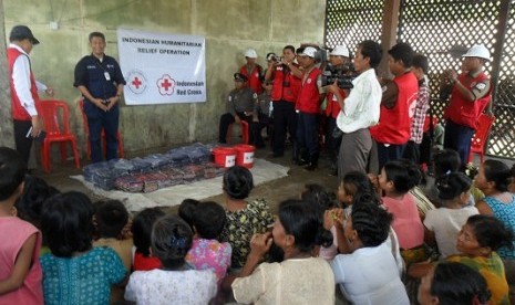 Volunteers from Indonesian Red Cross hand over aids for Buddhist refugees in Min Gan Camp, Sittwe, Rakhine, Myanmar. (file photo) 