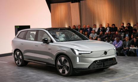 Volvo EX90, SUV listrik baru perusahaan, diluncurkan saat acara peluncuran di Stockholm, Swedia 9 November 2022.