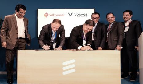  Vonage, sebagai global leader di industri cloud communications yang mengakselerasi transformasi digital untuk pertumbuhan bisnis yang juga merupakan bagian dari Ericsson (NASDAQ: ERIC), mengumumkan kerja sama dengan Telkomsel, perusahaan telekomunikasi digital terdepan di Indonesia, untuk memperluas pemanfaatan jaringan API bagi developer, enterprise dan perusahaan Communications Service Providers (CSPs) melalui solusi layanan Application Programming Interface (API).