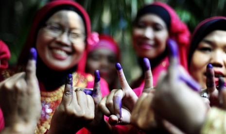 Voters show their tinted fingers after voting. Popularity is not enough to win in 2014 election, an analyst says. (illustration)