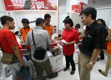 VP Area Jabotabek Jabar Telkomsel Venusiana Papasi dan GM SCS Metro Jakarta Daniel Azhari saat meninjau booth Telkomsel di PRJ 2011. Dalam PRJ yang ke-44 ini, Telkomsel membuka 8 booth sekaligus, yang melayani pelanggan dengan menyediakan berbagai perangka