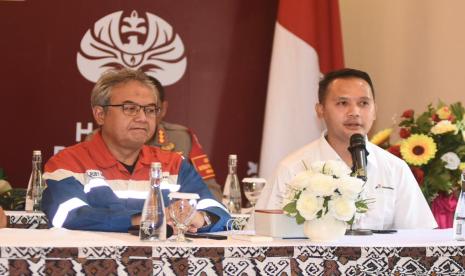 VP Corporate Communication Pertamina Fadjar Djoko Santoso menyampaikan  keterangan pers kepada awak media nasional saat acara konferensi Pers Peringatan Hari Lahir Pancasila 2024 “Pancasila Jiwa Pemersatu Bangsa Menuju Indonesia Emas 2045 mewujudkan kedaulatan dan kemandirian energi” di Dumai, Riau, pada Kamis (30/5/2024).