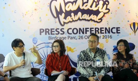 VP Corporate Communications Bank Mandiri Ahmad Reza (kedua kanan), SVP Credit Card Bank Mandiri Vira Widyasri (kanan), SVP Wealth Management Bank Mandiri Elina Wirjakusuma (kedua kiri) serta Vokalis Band Gigi Armand Maulana (kiri) menyampaikan keterangan k