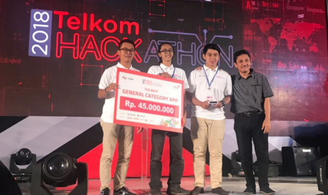 VP Corporate Strategic Planning Telkom Torkis Ropinda Sihombing (paling kanan) saat menyerahkan hadiah kepada juara pertama sekaligus peraih The Best General Category App, Gifood, pada malam Grand Final Telkom Hackaton 2018.