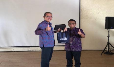 VP Digital Business & Technology PT Telkom Saiful Hidajat (kanan) dan Kadis Koperasi dan UKM Pemprov Bali I Wayan Eka Dina.