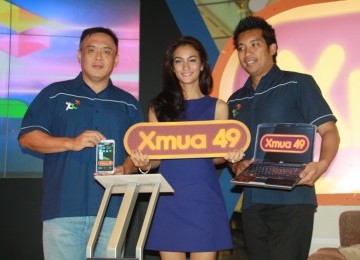 VP Marketing Mobile Data service XL, Jeremiah de la Cruz, duta XL Atiqah Hasiholan, dan Direktur Marketing XL, Joy Wahjudi dalam peluncuran program 