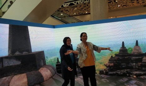 VP Marketing, Traveloka, Kurnia Rosyada (kiri) dan Plt. Deputi Bidang Pengembangan Pemasaran I Kementerian Pariwisata RI, Ni Wayan Giri A (kanan) dalam acara Traveloka Travel and Lifestyle Fair 2018, di Gandaria City, Jakarta, Rabu (31/10).