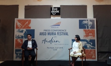 VP Pemasaran Angkutan Penumpang PT KAI (Persero) Agus Dwinanto Budiadji dan Andien saat konpers Argo Muria Festival with Andien.