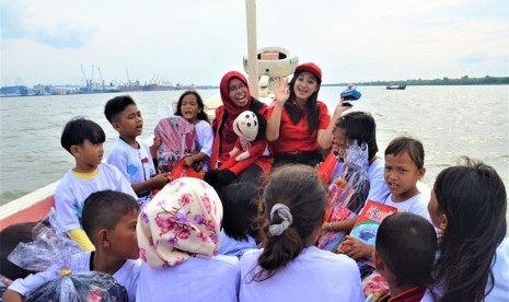 VP Public Relation Pelindo I, Fiona Sari Utami dan Bunda Indri dari Kampung Dongeng bercerita pada anak-anak Kampung Nelayan Belawan.