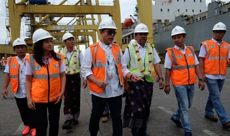  VP Public Relations Pelindo 1 Fiona Sari Utami, GM BICT Aris Zulkarnain (kedua kiri), dan Capt Usman Langkana (kiri ketiga) berbincang saat pemberian apresiasi kapal perdana yang sandar di BICT, baru-bru ini.