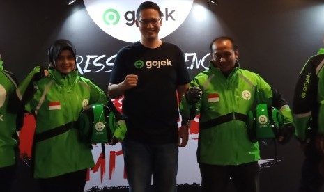 VP Regional Gojek Jabar-Banten Becquini Akbar (tengah) memperkenalkan atribut Gojek dengan desain dan logo baru di Moxy Hotel, Kota Bandung, Kamis (1/8).   