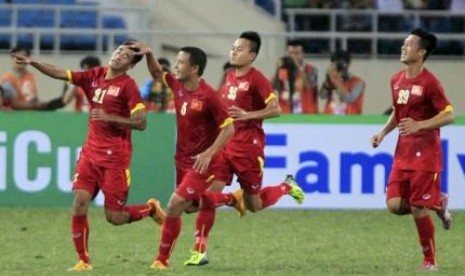 Vu Minh Tuan merayakan golnya ke gawang Vietnam bersama rekan-rekannya dalam laga Piala AFF 2014, Selasa (25/11).