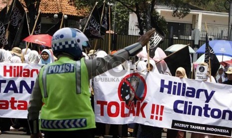   Petugas polantas mengatur arus lalu lintas saat massa Hizbut Tahrir Indonesia (HTI) melakukan aksi unjuk rasa damai di depan Kedubes Amerika Serikat, Jakarta, Senin (3/9).    (Adhi Wicaksono)