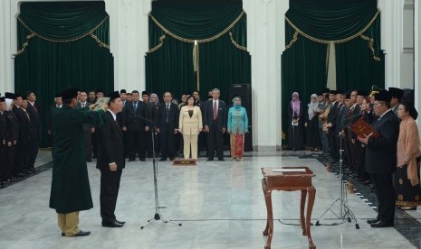 wa Karniwa (kiri) membacakan sumpah jabatan pada pelantikan dirinya sebagai Sekretaris Daerah Provinsi Jabar disaksikan oleh Gubernur Jabar Ahmad Heryawan, di Gedung Sate, Kota Bandung, Senin (12/10).