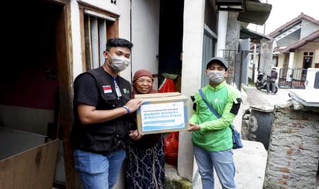 Wabah virus Corona (Covid-19) menjadi momok bagi sebagian masyarakat Indonesia terutama mereka yang mengandalkan penghasilan harian dan bekerja di lapangan, sepinya orderan bahkan pesanan dari masyarakat sekitar mengakibatkan turunnya pendapatan, sehingga berdampak pada ekonomi keluarga mereka. 