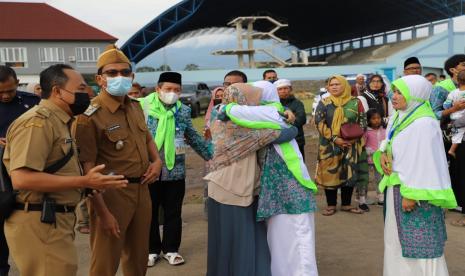 Wabup Garut, Helmi Budiman, melepas keberangkatan 404 calon jamaah haji asal Kabupaten Garut, di SOR Adiwijaya, Kecamatan Tarogong Kidul, Kabupaten Garut, Senin (20/6/2022). 