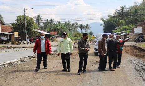 Wabup Garut, Helmi Budiman, meninjau perbaikan jalan di Kecamatan Leles, Kabupaten Garut, Selasa (12/4/2022). 