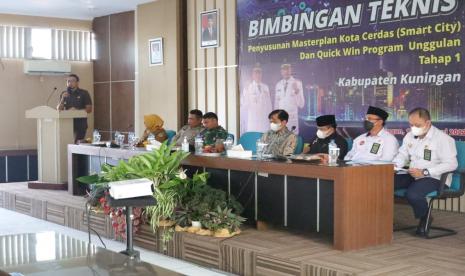 Wabup Kuningan, M Ridho Suganda, saat membuka acara Bimbingan Teknis Penyusunan Masterplan Kota Cerdas (Smart City) dan Quick Win Program Unggulan Tahap I Tahun 2022, di gedung Purbawisesa Kuningan, Senin (13/6/2022).