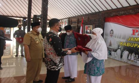 Wabup Purbalingga melepas rombongan jamaah calon haji, Senin (27/6/2022). 